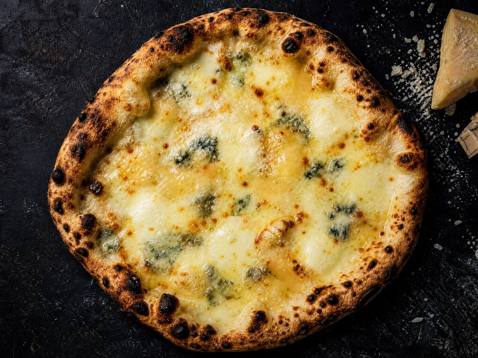 Dört peynirli pizza