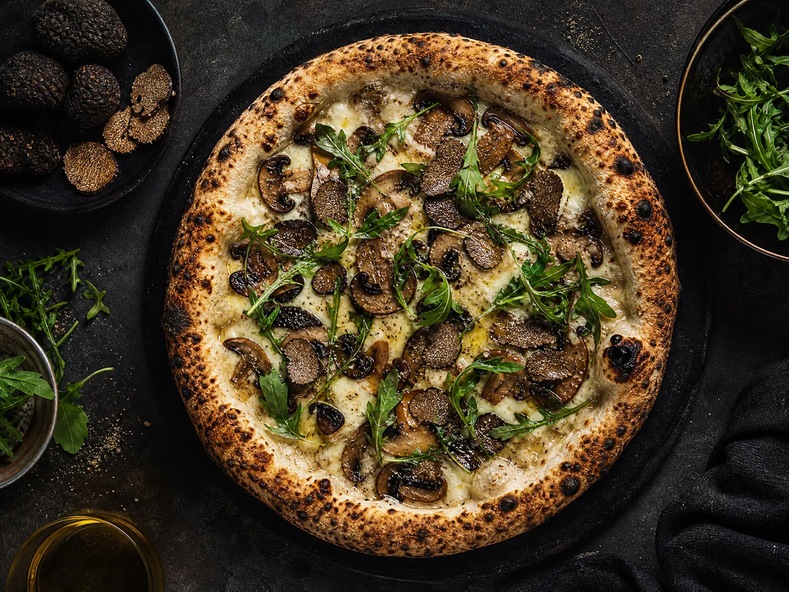 Mantarlı trüflü pizza